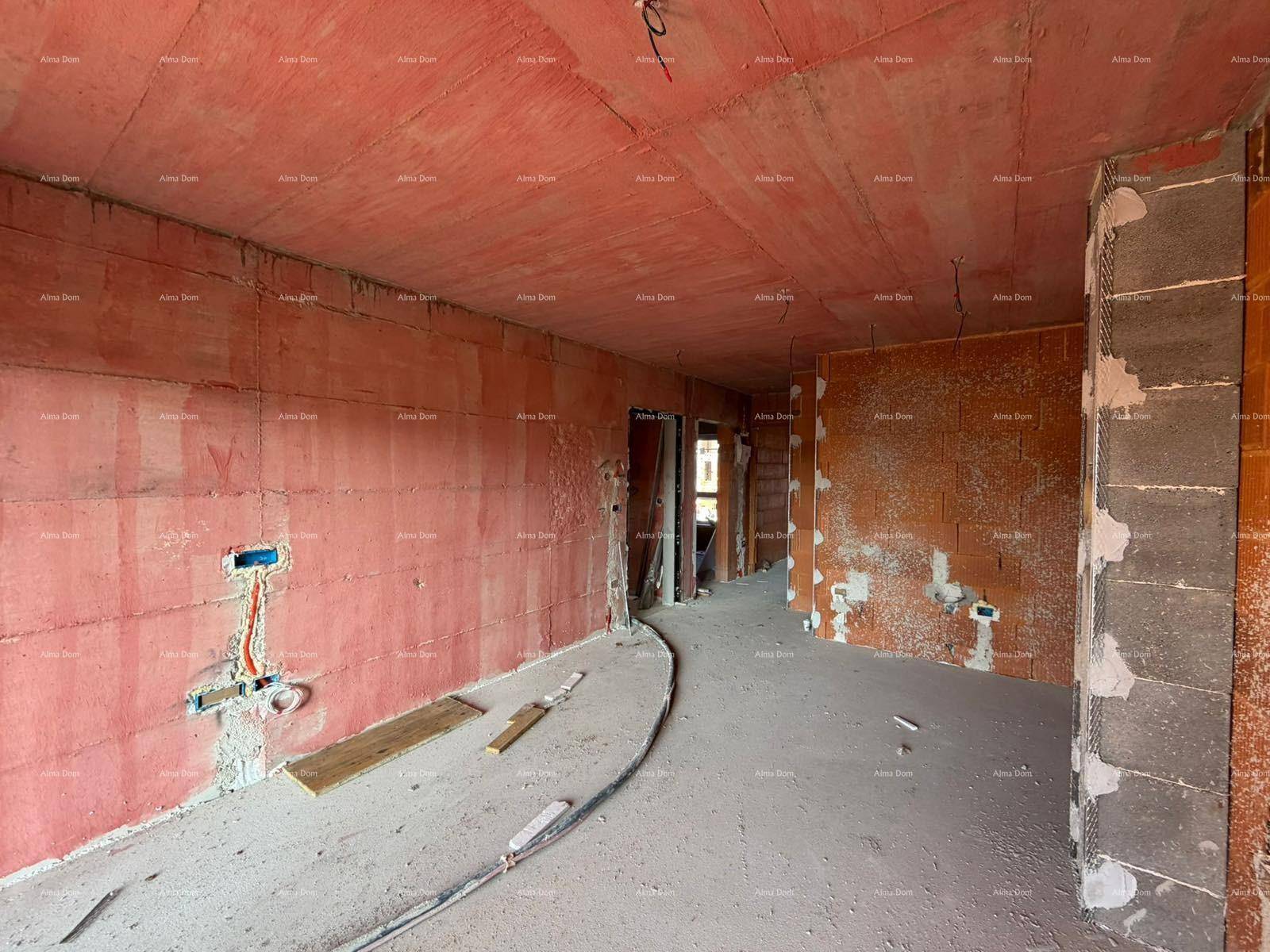 Innenraum im Rohbauzustand mit unverputzten Ziegelwänden und sichtbaren Installationen.