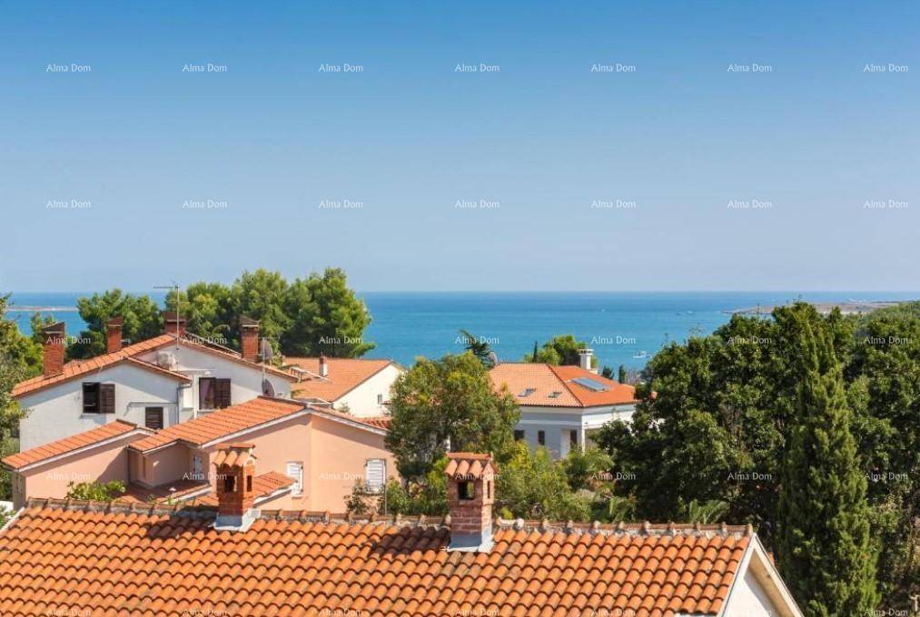 Panoramablick auf die Küstenlandschaft mit roten Dächern und dem weiten Meer.