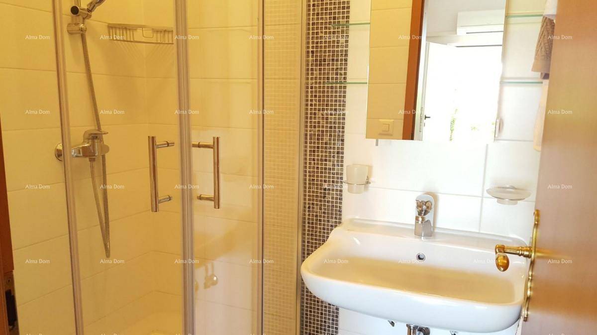 Modernes Badezimmer mit Duschkabine, Waschbecken und weiß-braunen Mosaikfliesen.