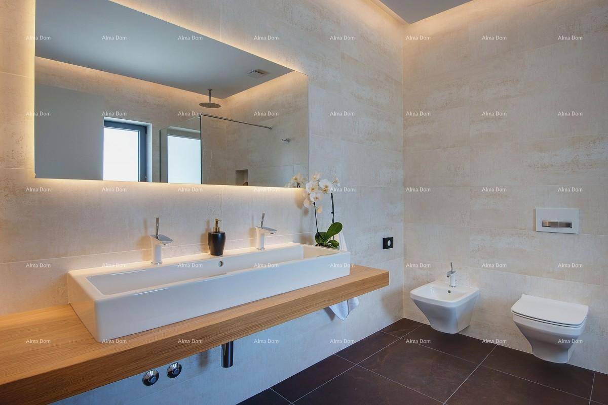 Elegantes Badezimmer mit Doppelwaschbecken, Bidet und großer beleuchteter Spiegelfläche.