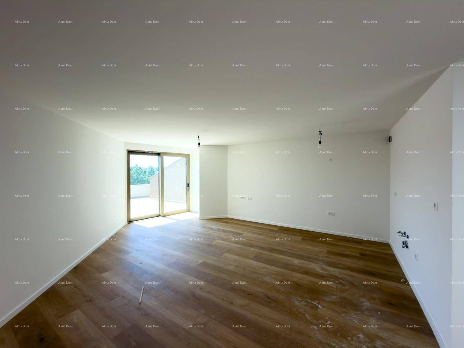Geräumiger Wohnbereich mit Holzboden und großer Schiebetür, die viel Licht hereinlässt.