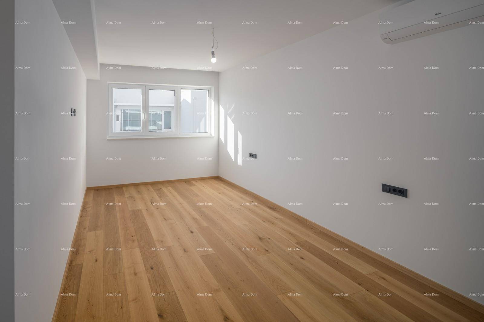Geräumiges Schlafzimmer mit hellem Holzboden und guter Belichtung durch das Fenster.