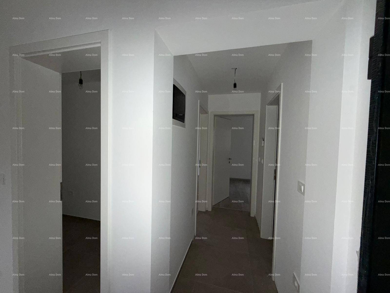 Heller Flur mit mehreren Türen, der verschiedene Räume der Wohnung verbindet.