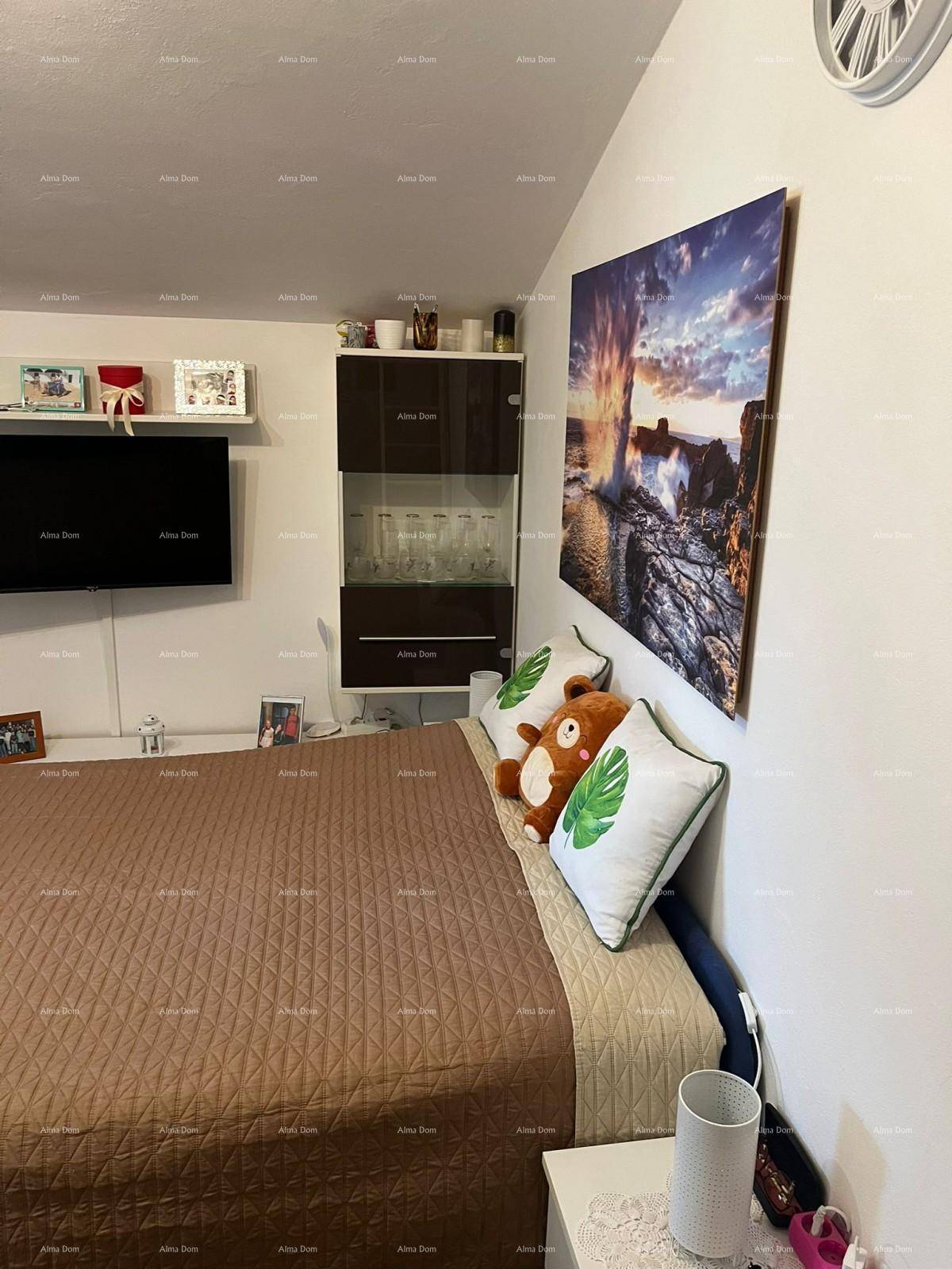 Gemütliches Schlafzimmer mit Doppelbett, Wandbild und modernen Möbeln, hell und einladend.