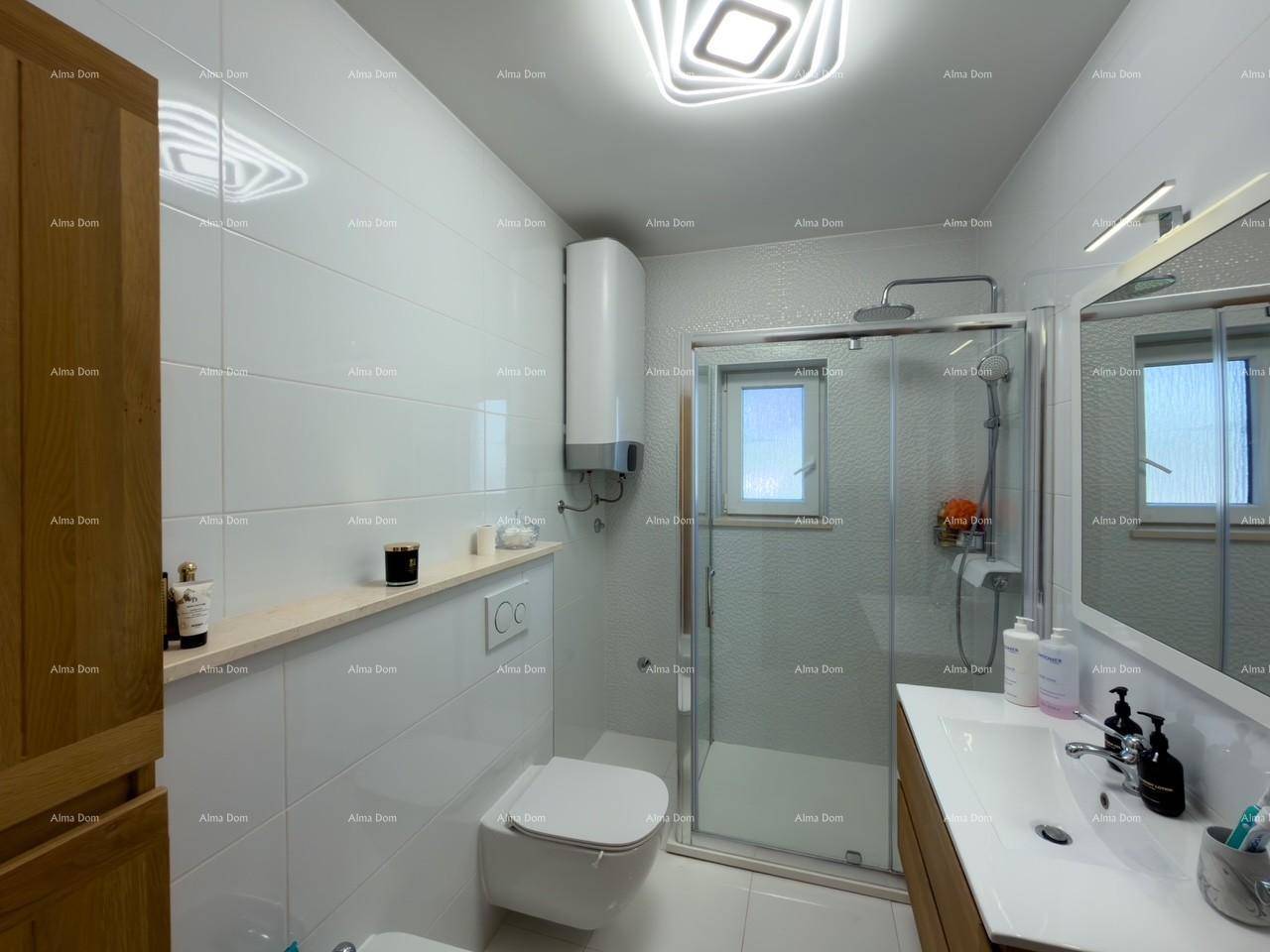 Modernes Badezimmer mit Duschkabine, wandhängendem WC und Fenster für Tageslicht.