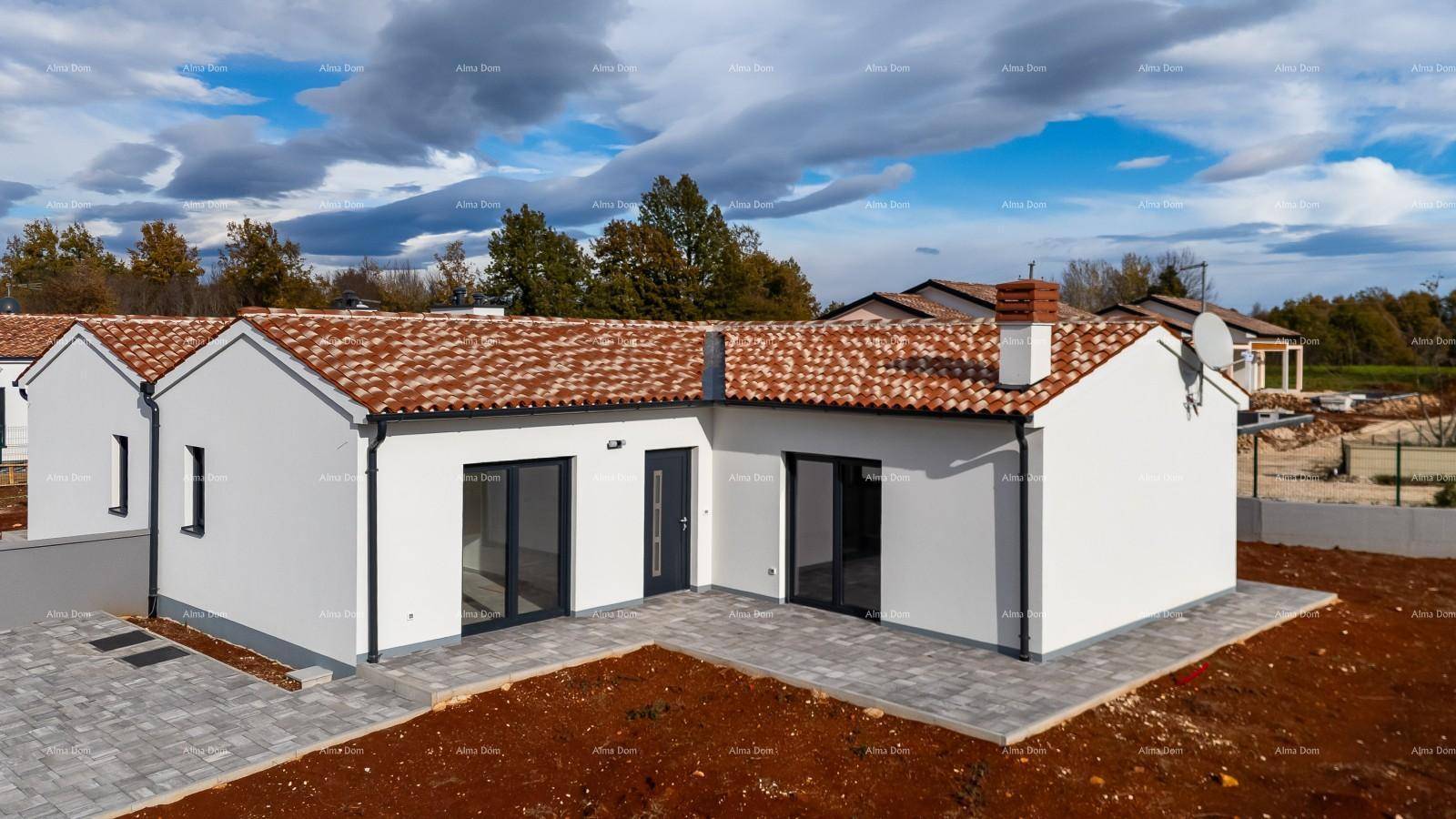 Neubau-Einfamilienhaus mit Ziegeldach und gepflastertem Bereich, bereit für die Gartengestaltung.