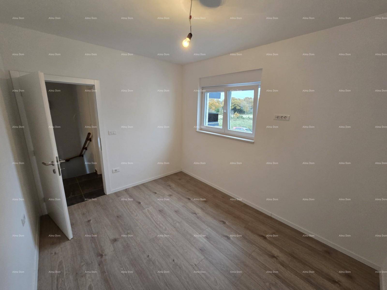 Geräumiges Schlafzimmer mit Laminatboden und Fenster, bereit zur Einrichtung.