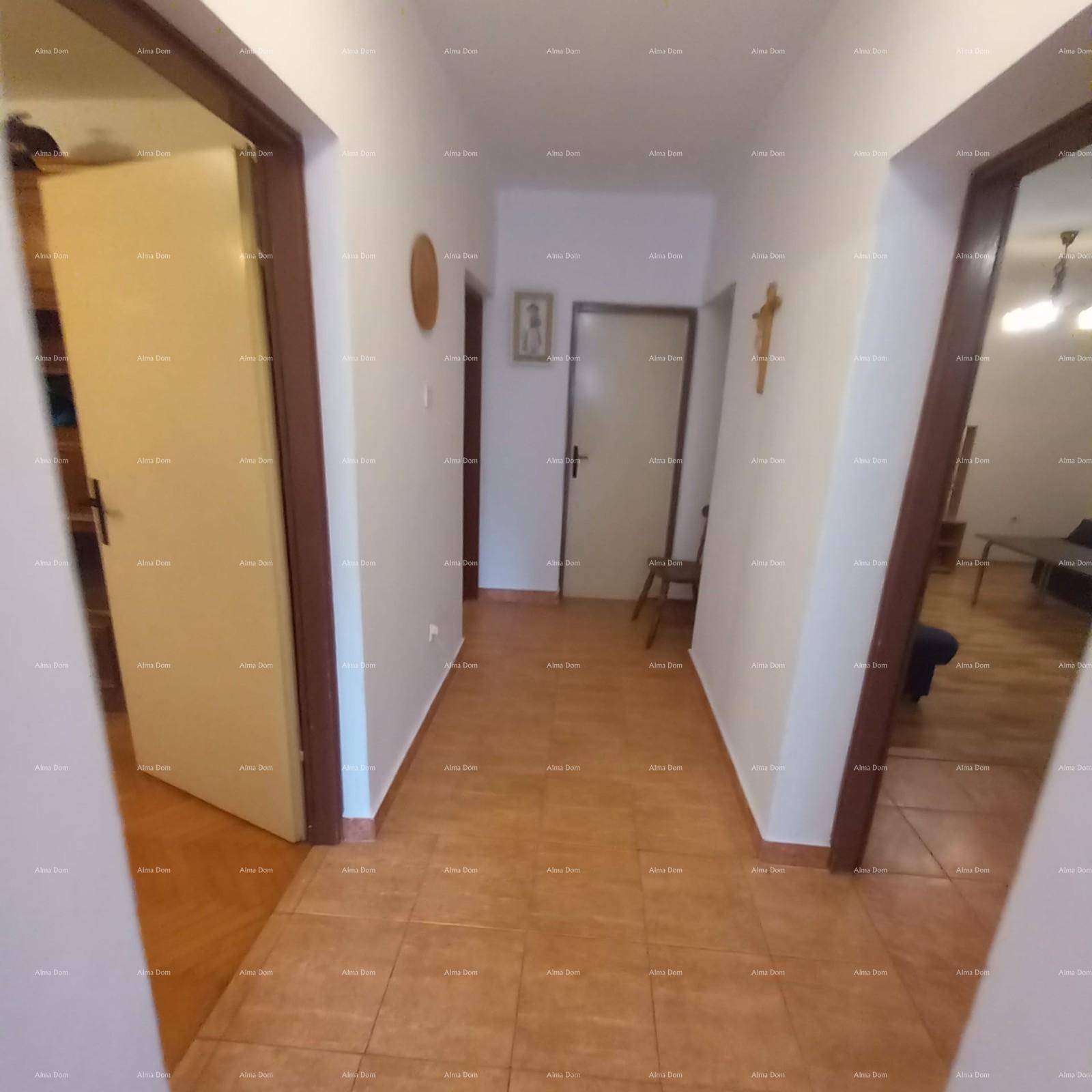 Heller Flur mit Fliesenboden und Holztüren, der zu den verschiedenen Wohnbereichen führt.
