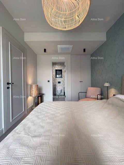 Gemütliches Schlafzimmer mit großem Bett, Einbauschränken und direktem Zugang zum Badezimmer.