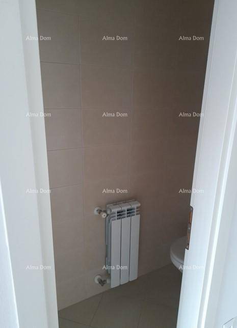 Kleines WC mit Fliesenboden, Heizkörper und wandhängendem WC.