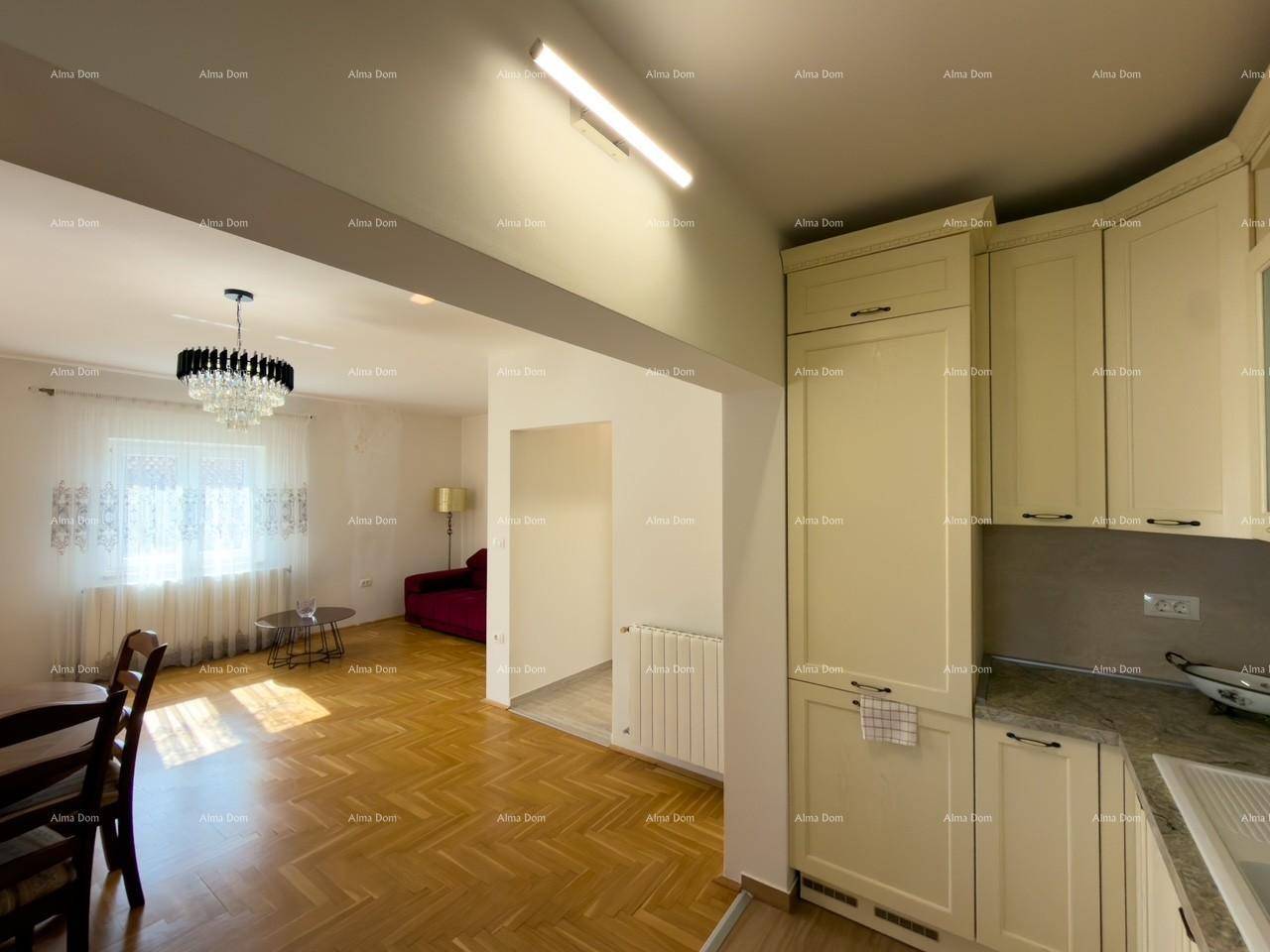 Offener Bereich mit Küche und Esszimmer, führt zu einem gemütlichen Wohnbereich.