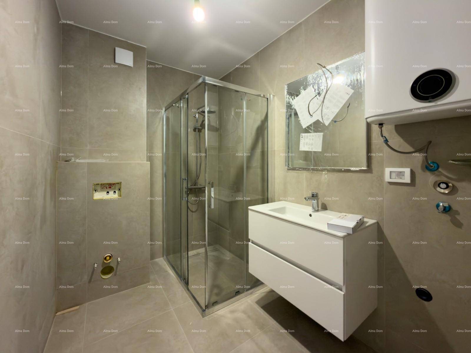 Modernes Badezimmer mit grauen Fliesen, Glasduschkabine und schwebendem Waschtisch.
