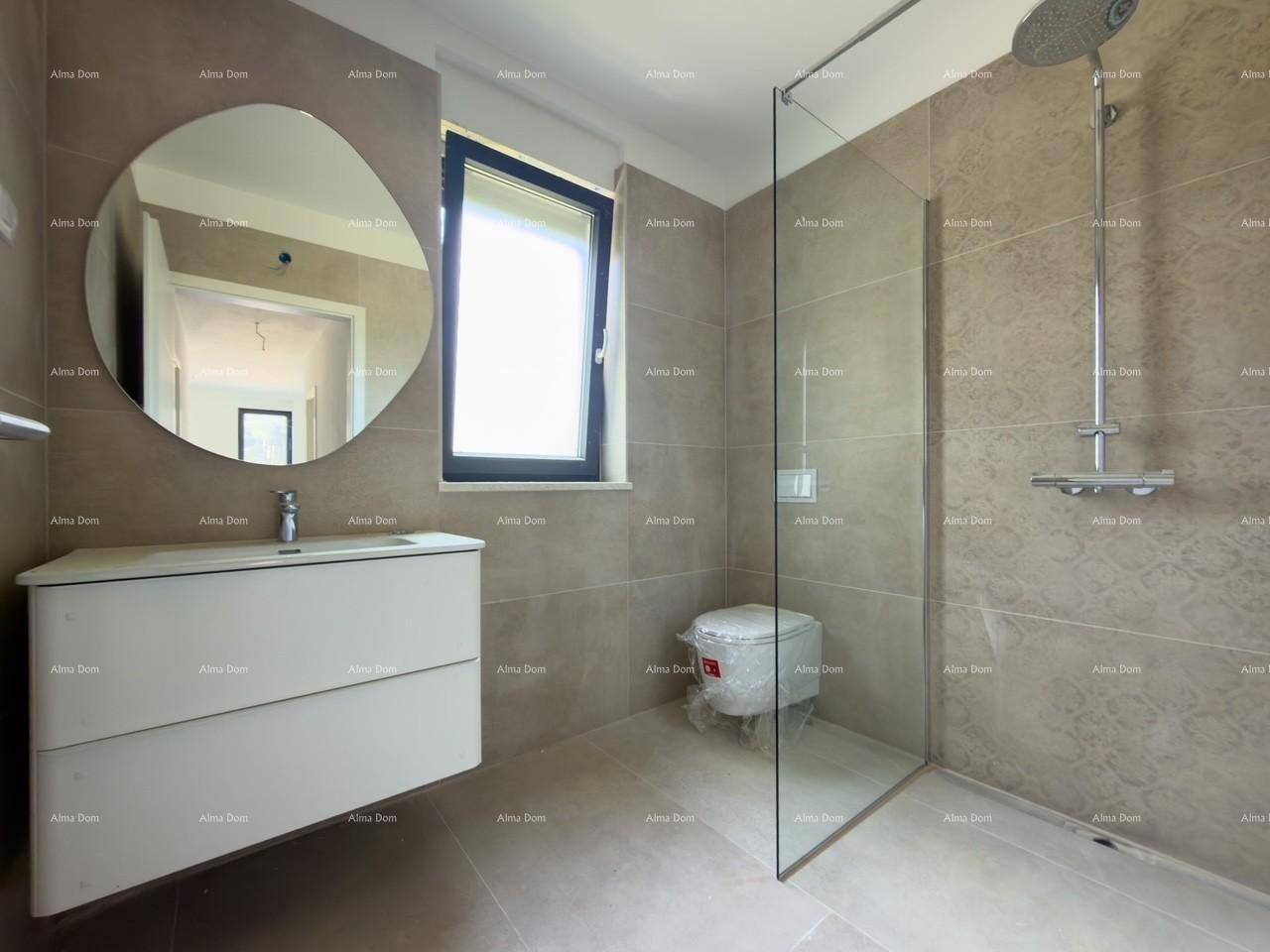 Elegantes Badezimmer mit modernem Waschtisch, großem Spiegel und geräumiger Walk-in-Dusche mit Regenduschkopf.