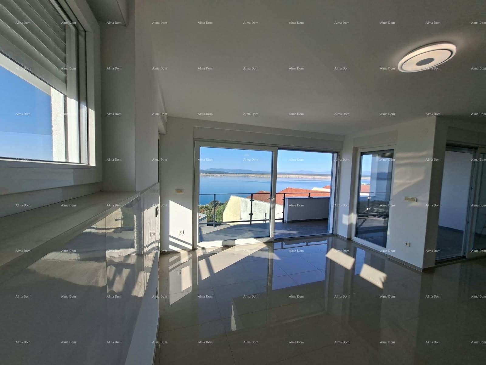 Lichtdurchfluteter Wohnraum mit modernen Fliesen und Panoramafenstern, die den Blick auf das Meer freigeben.