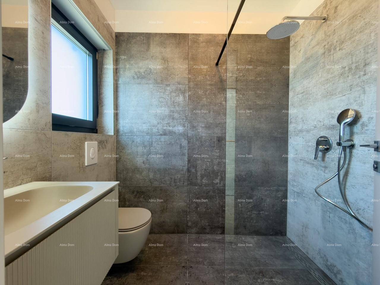 Zeitgemäßes Badezimmer mit grauen Fliesen, wandhängendem WC und großer Regendusche.