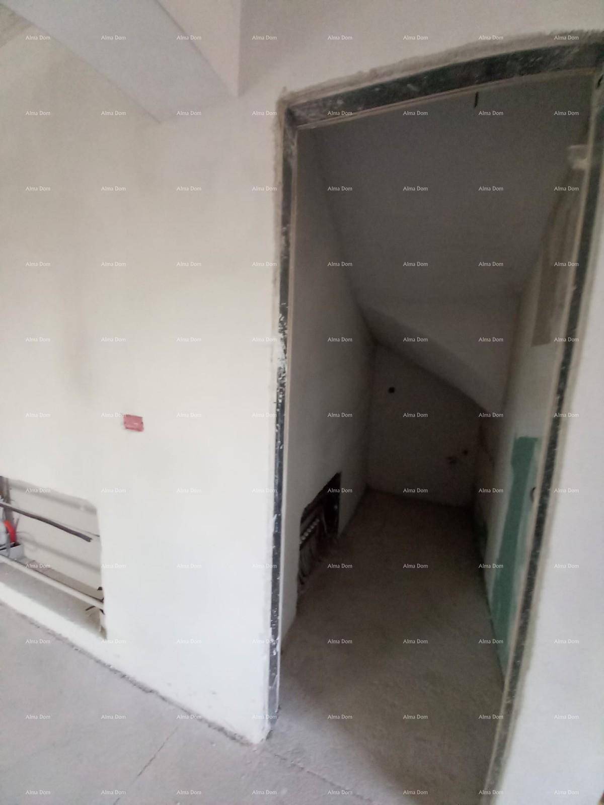 Kleiner Abstellraum im Rohbau mit vorbereiteten Wänden.