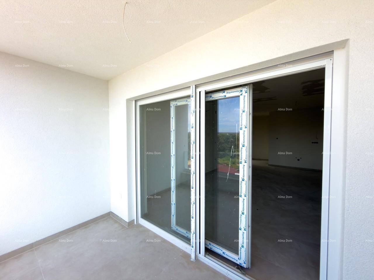 Neuer Balkon mit Schiebetüren und Blick auf die Umgebung, noch im Bau.