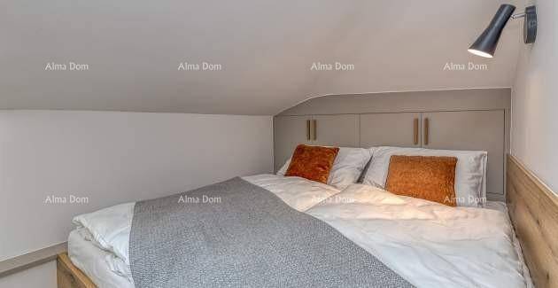 Gemütliches Schlafzimmer im Dachgeschoss mit Doppelbett und integrierten Schränken unter der Dachschräge.