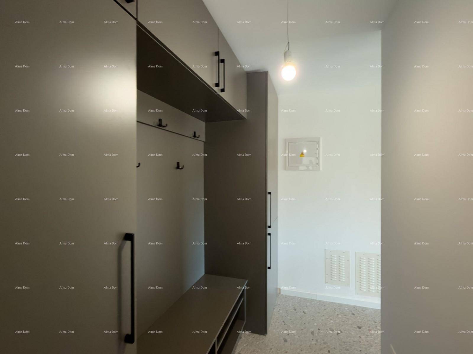 Heller Flur mit praktischen Einbauschränken, Garderobe und Sitzbank für zusätzlichen Komfort.