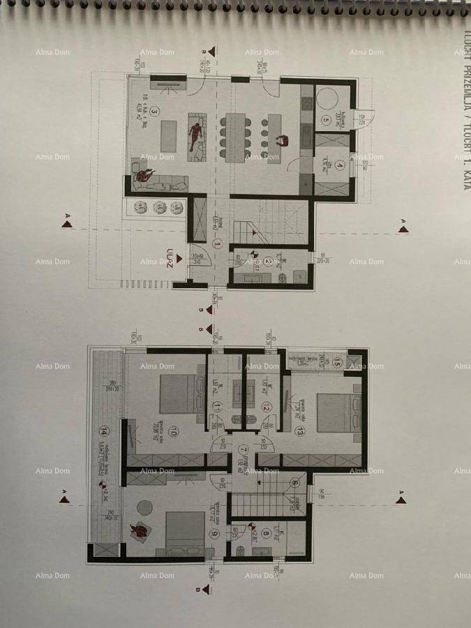Detaillierter Grundrissplan der Villa mit zwei Etagen, zeigt die Raumaufteilung und Zugänge.