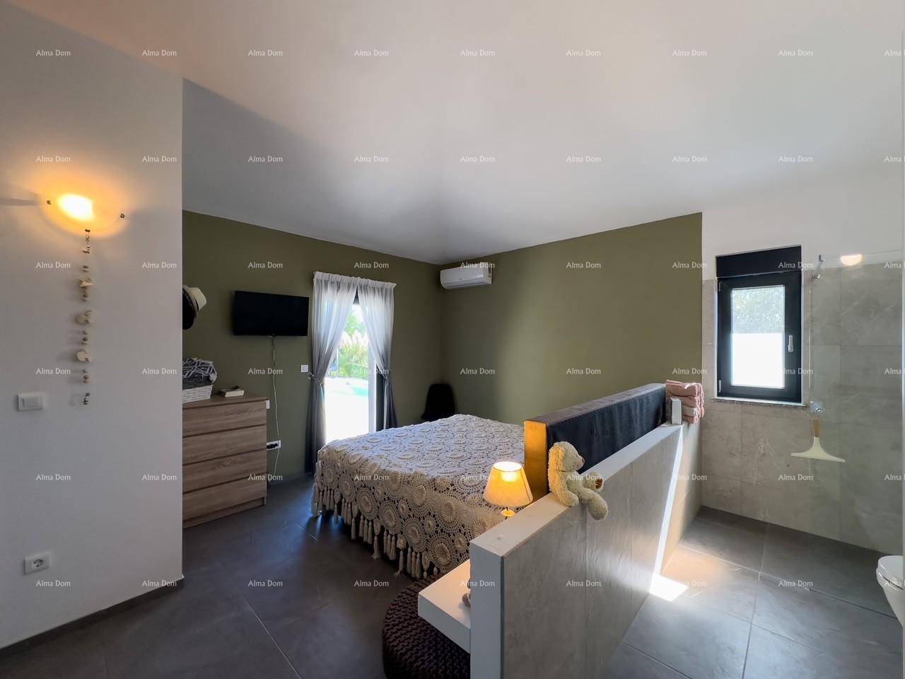 Stilvolles Schlafzimmer mit Doppelbett und integriertem Badezimmerbereich.