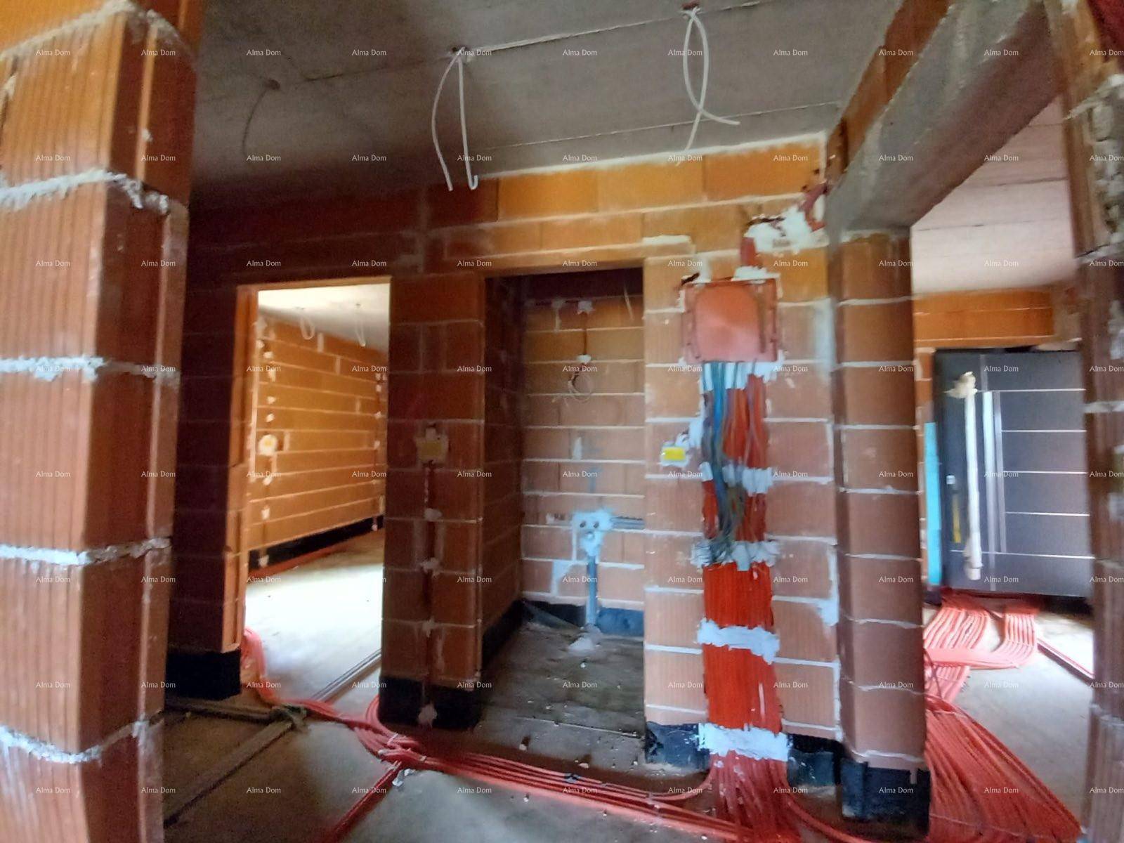 Flurbereich im Rohbau mit mehreren Türöffnungen und sichtbaren Elektroinstallationen.