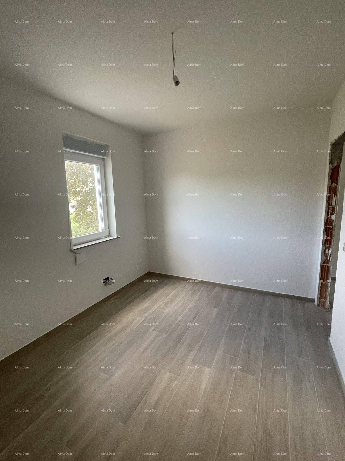 Unfertiges Zimmer mit hellem Fliesenboden, weißen Wänden und einem Fenster mit Blick ins Grüne.