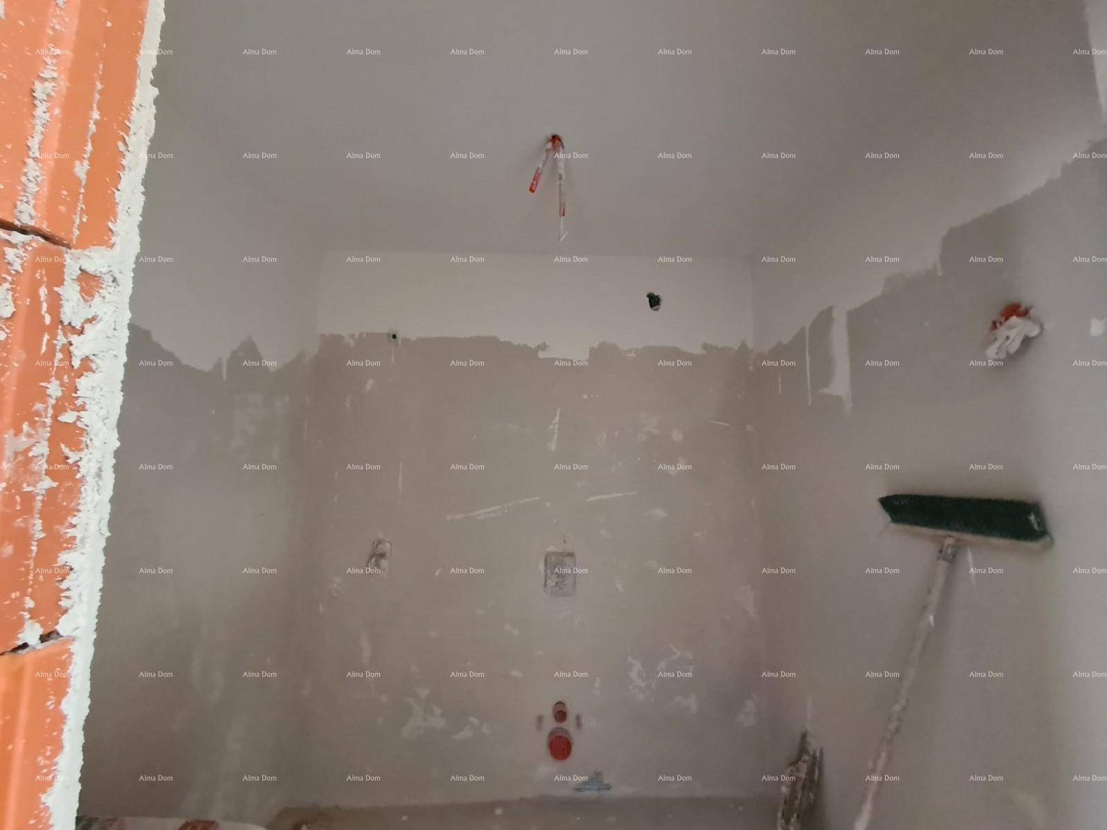 Badezimmer im Rohbau mit vorbereiteten Anschlüssen für Sanitärinstallationen.