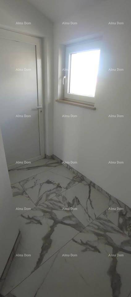 Heller Flurbereich mit Marmoroptik-Fliesenboden und einem Fenster für Tageslicht.