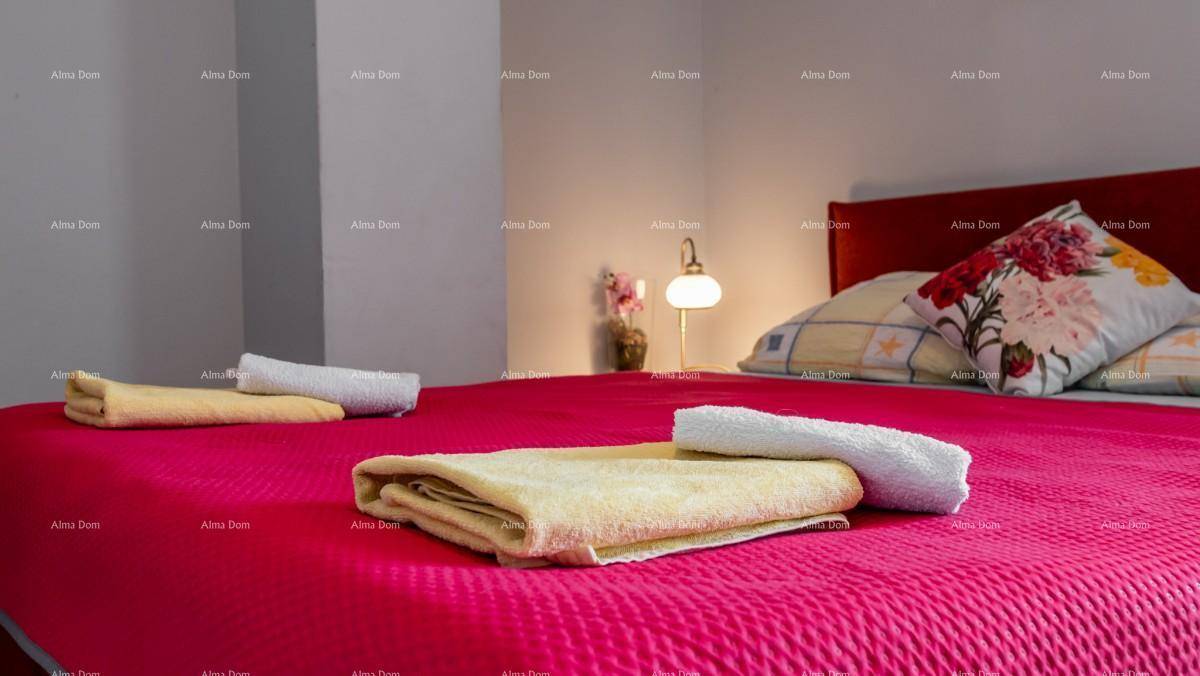 Bett mit frischen Handtüchern und einer Nachttischlampe in einem Schlafzimmer.
