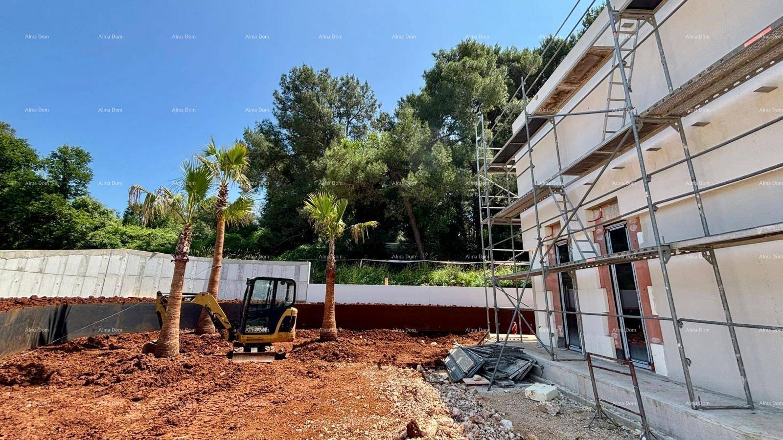 Baustelle mit Erdarbeiten, einem kleinen Bagger und Palmen im Hintergrund.