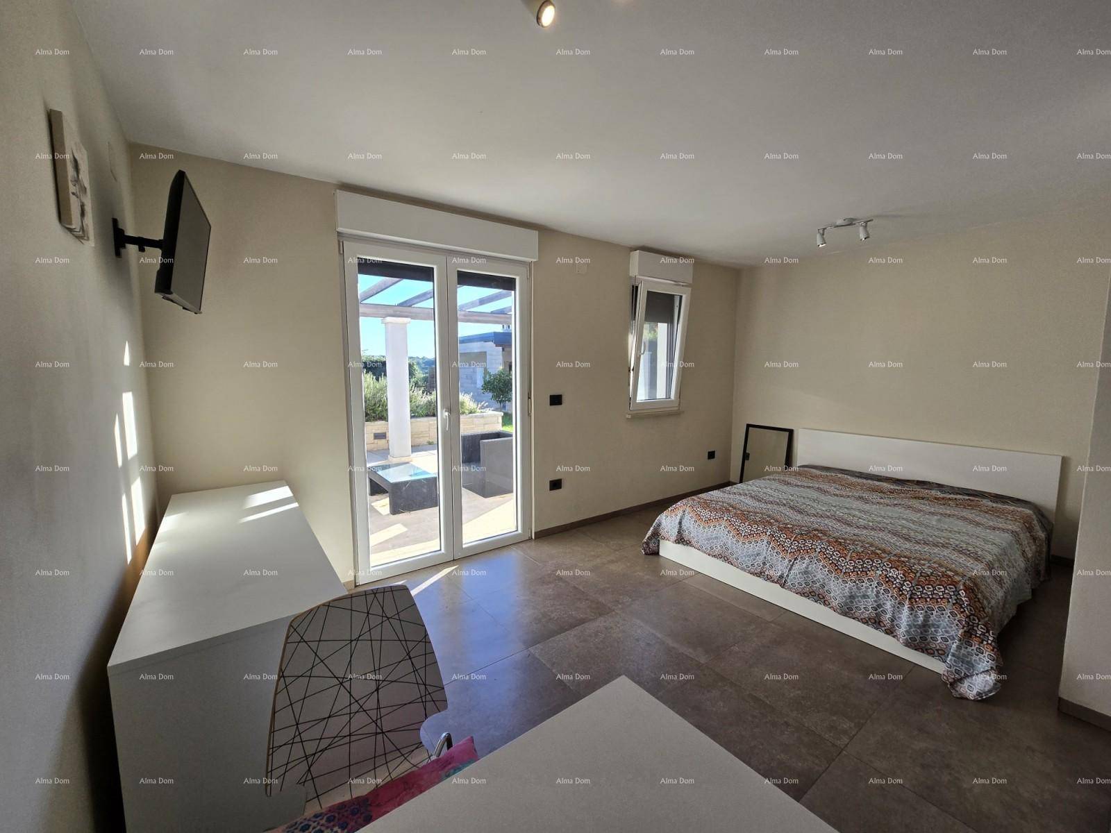 Schlafzimmer mit Bett und direktem Zugang zur sonnigen Terrasse durch große Türen.
