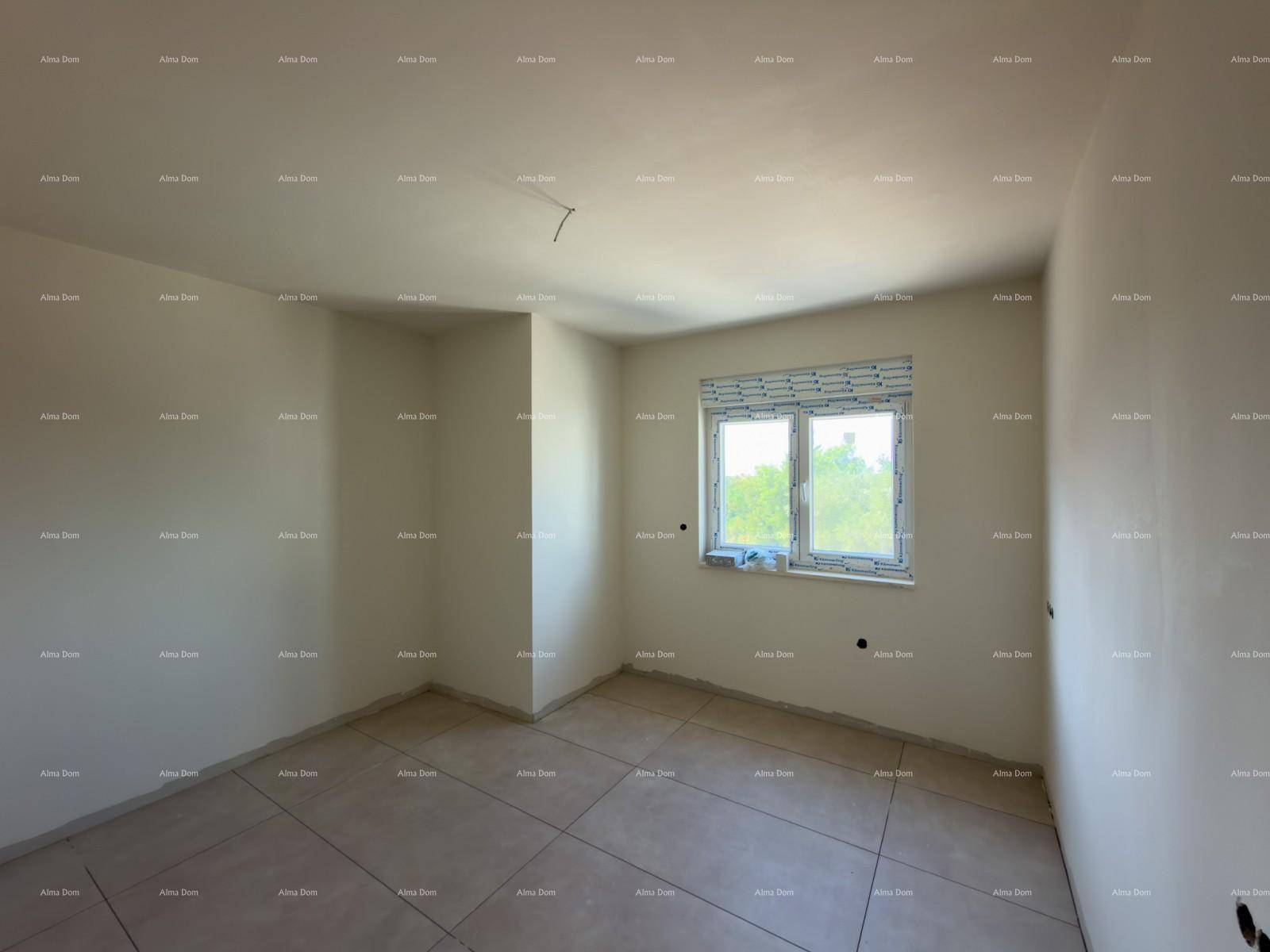 Helles Schlafzimmer im Rohbau mit Fliesenboden und einem Fenster, das viel Tageslicht hereinlässt.