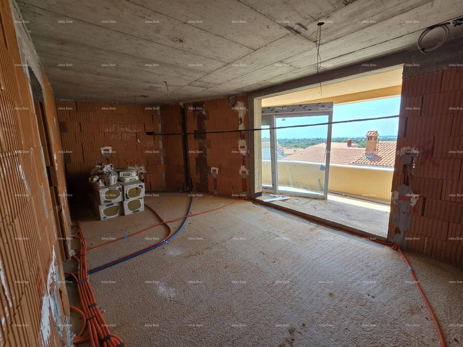 Rohbau-Innenraum mit Ziegelwänden, Betonboden und großem Fensterausschnitt mit Blick auf Dächer und Landschaft.