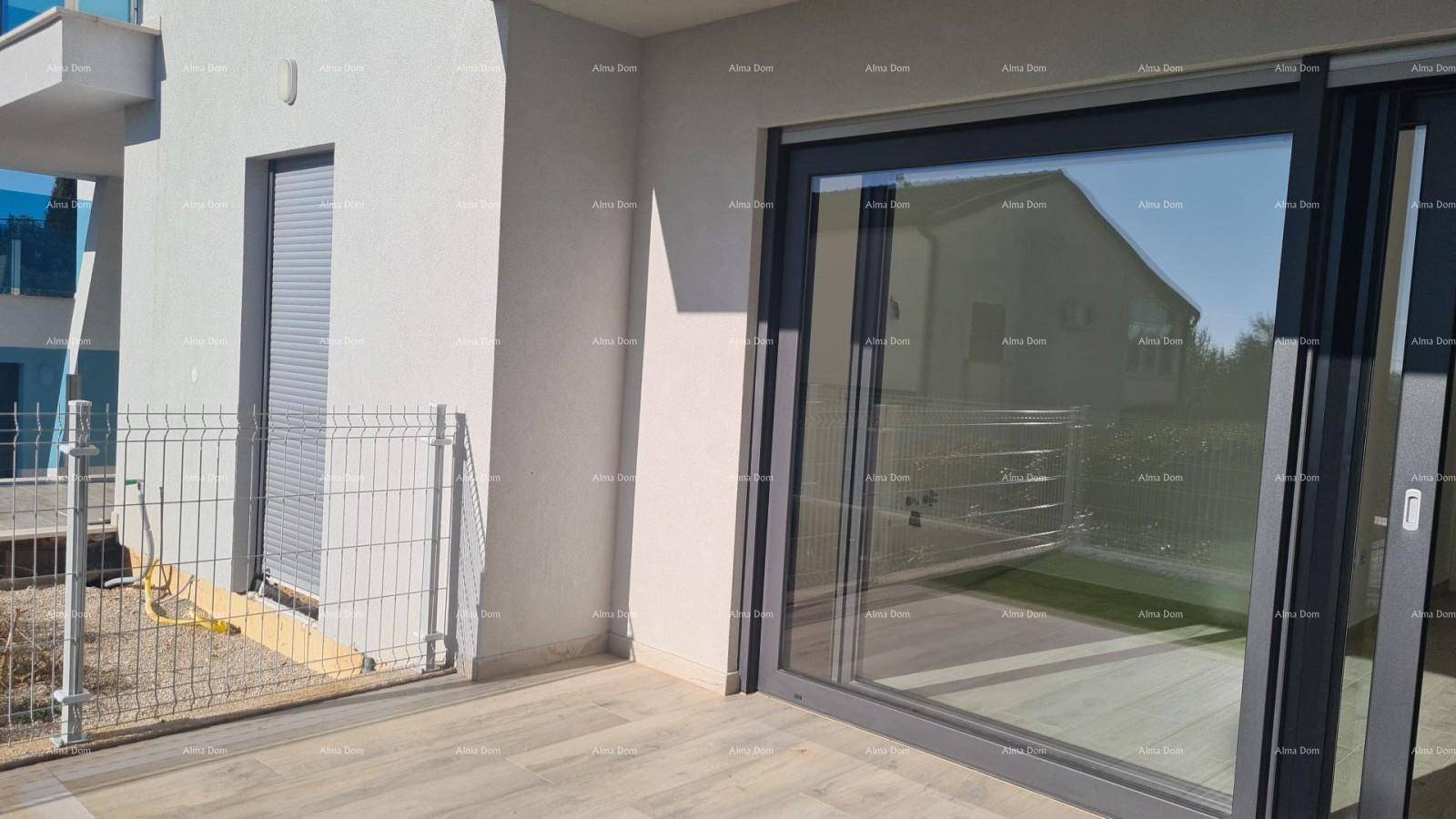Gepflasterte Terrasse mit großer Schiebetür und Fenster mit Rollladen.
