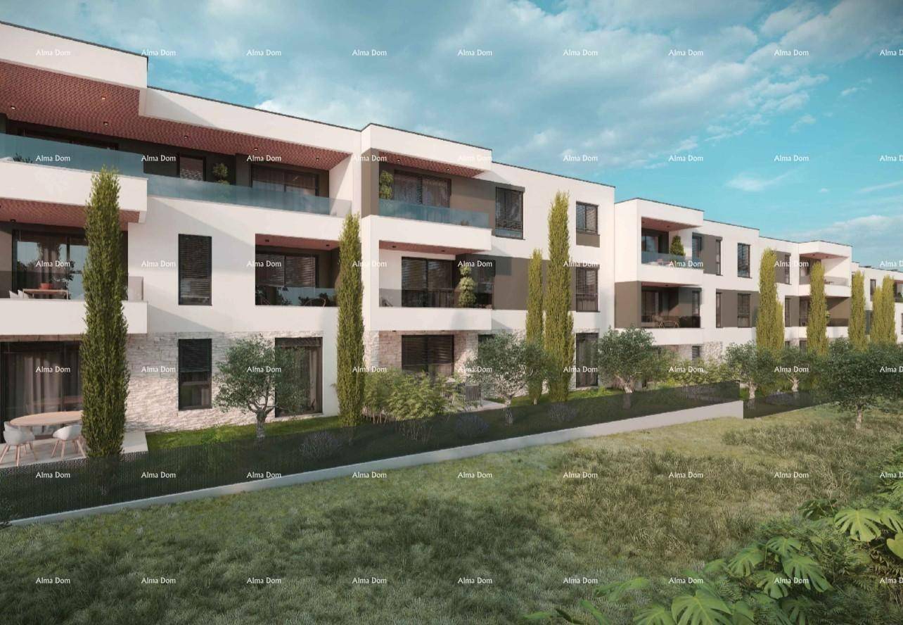 Ansicht der modernen Wohngebäude mit Terrassen, Balkonen und mediterraner Bepflanzung.