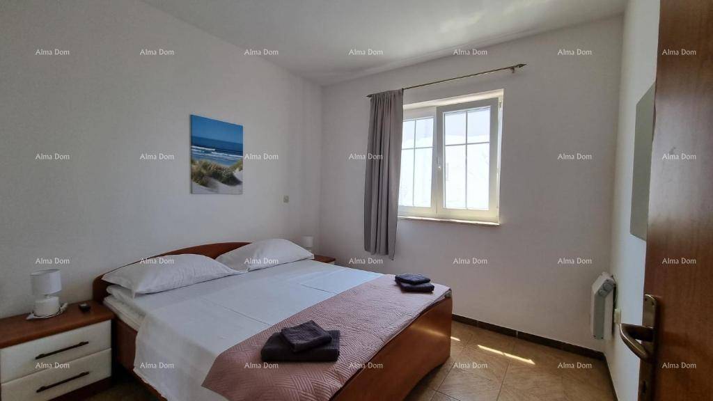 Helles Schlafzimmer mit Doppelbett und Fenster, bietet eine ruhige Atmosphäre.