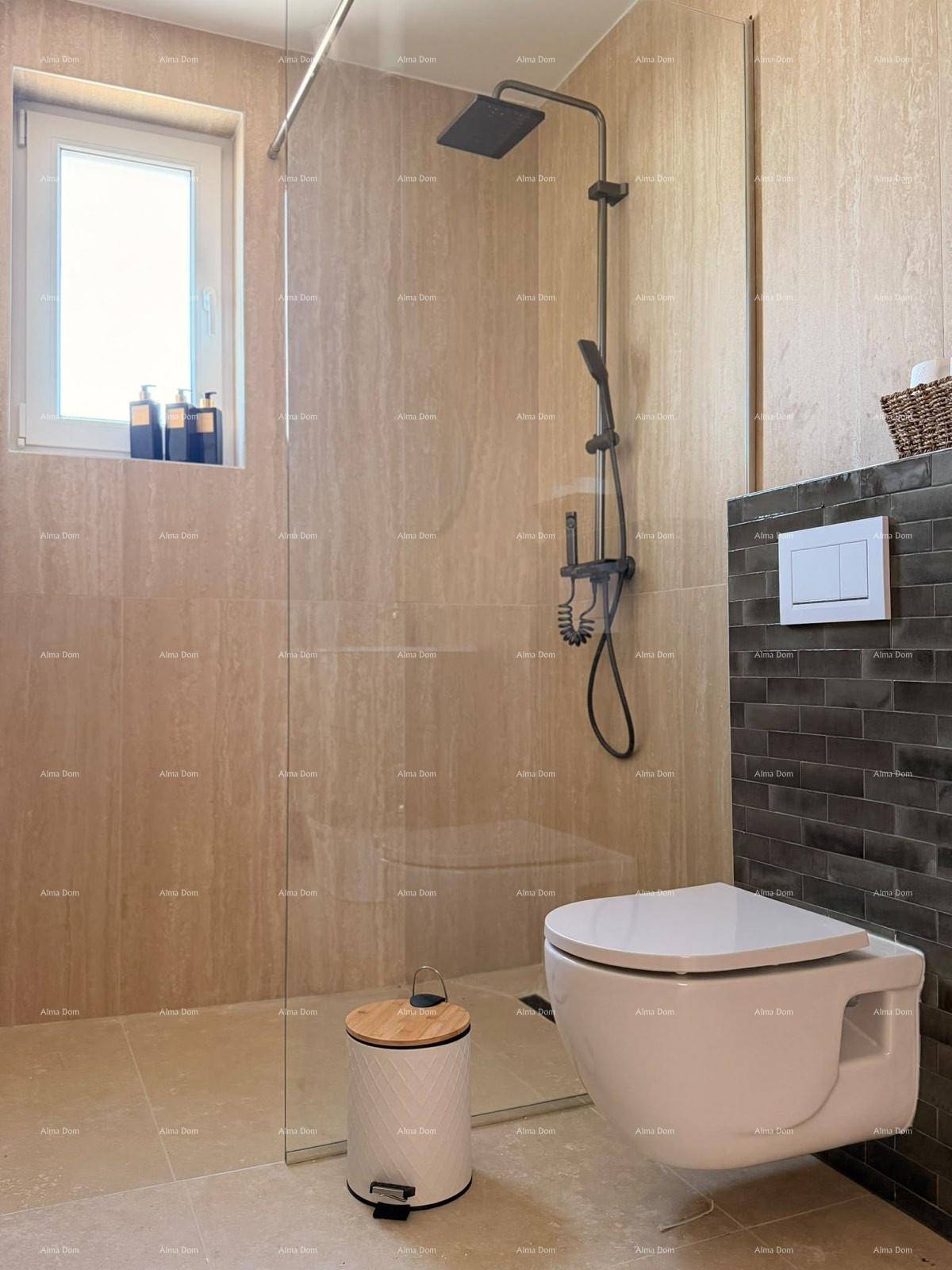 Modernes Badezimmer mit begehbarer Dusche, wandhängendem WC und Fenster für natürliches Licht.