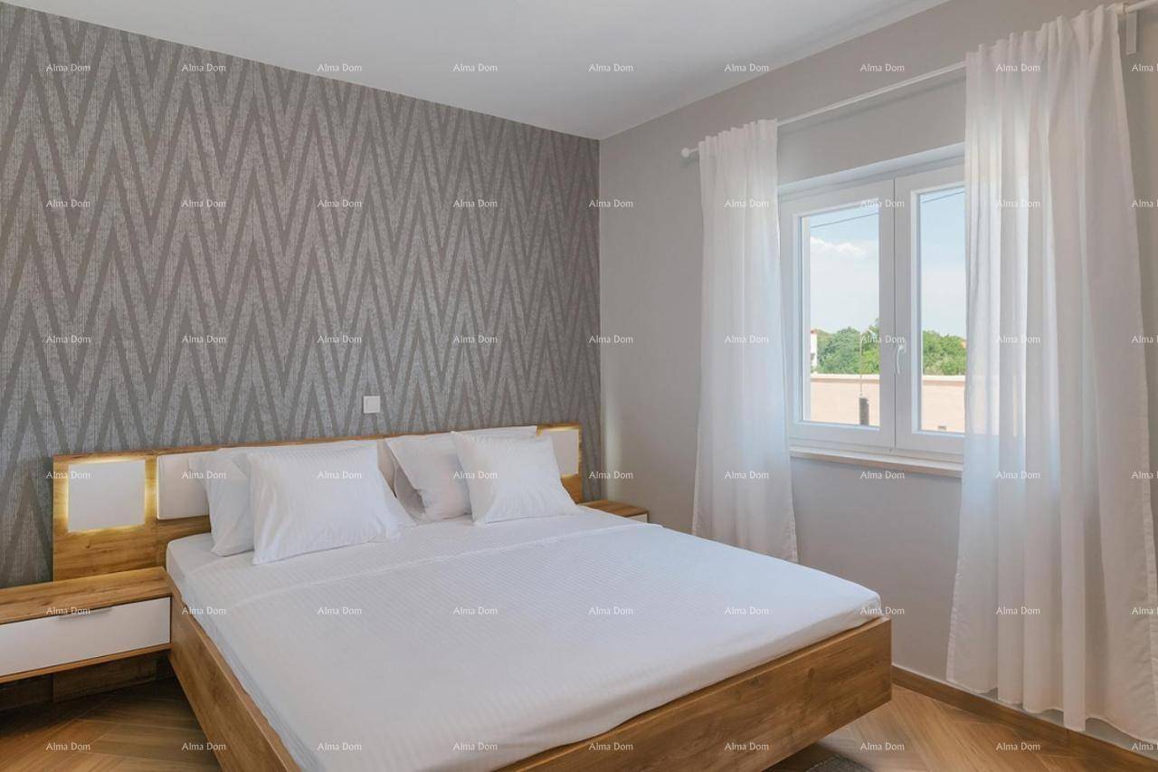 Gemütliches Schlafzimmer mit Doppelbett, Holzbettrahmen und Fenster mit Tageslicht.
