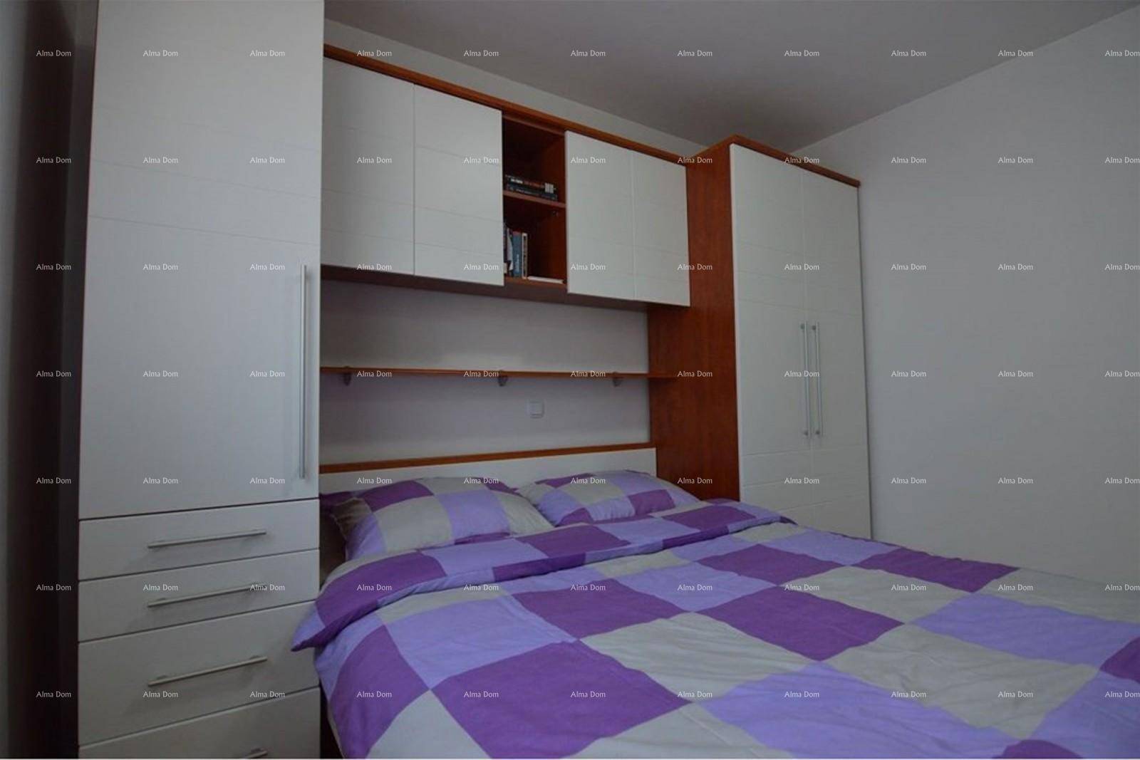 Schlafzimmer mit Doppelbett und praktischen Einbauschränken.