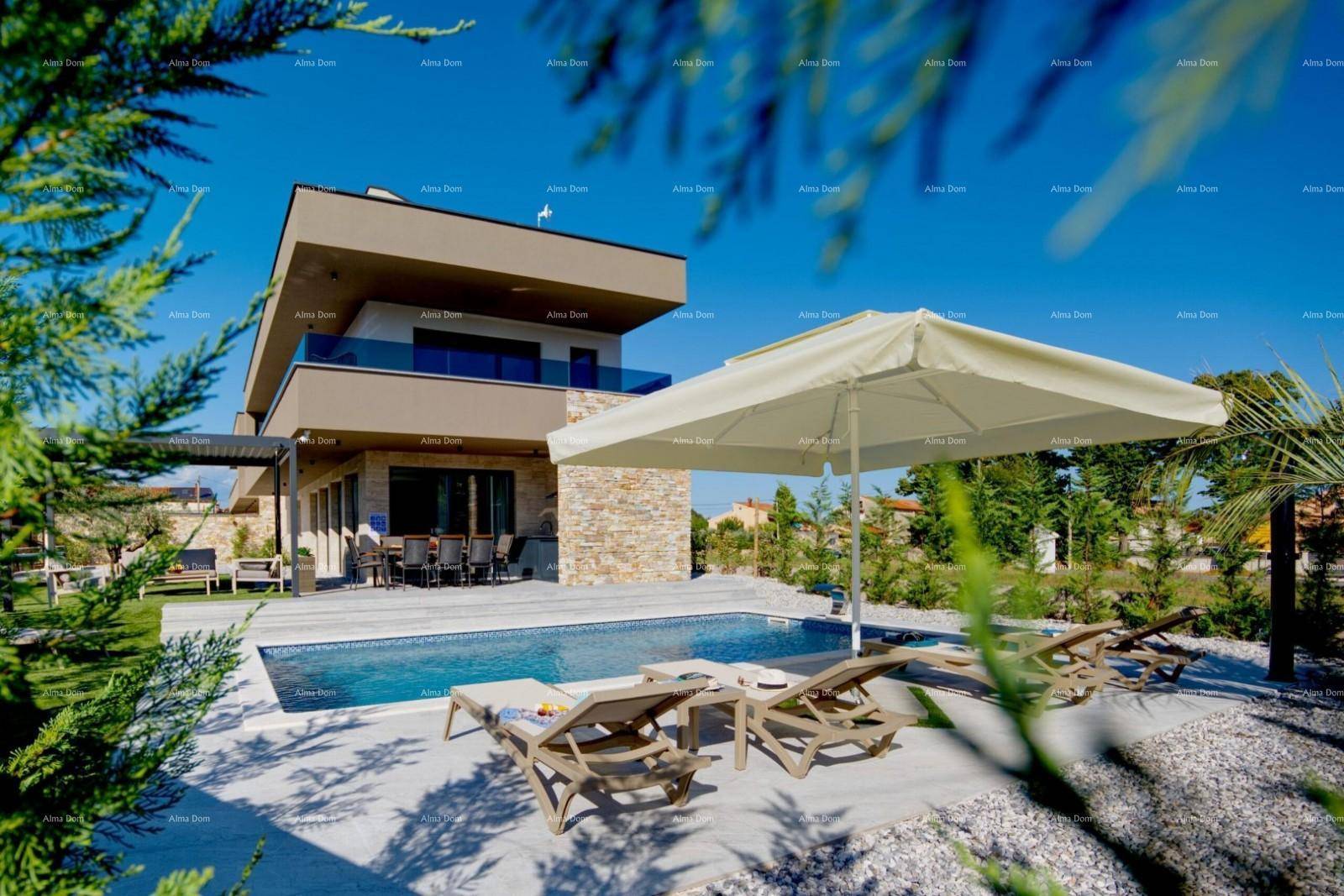 Luxuriöser Außenbereich mit Pool, Sonnenliegen und Sonnenschirm vor der modernen Villa.