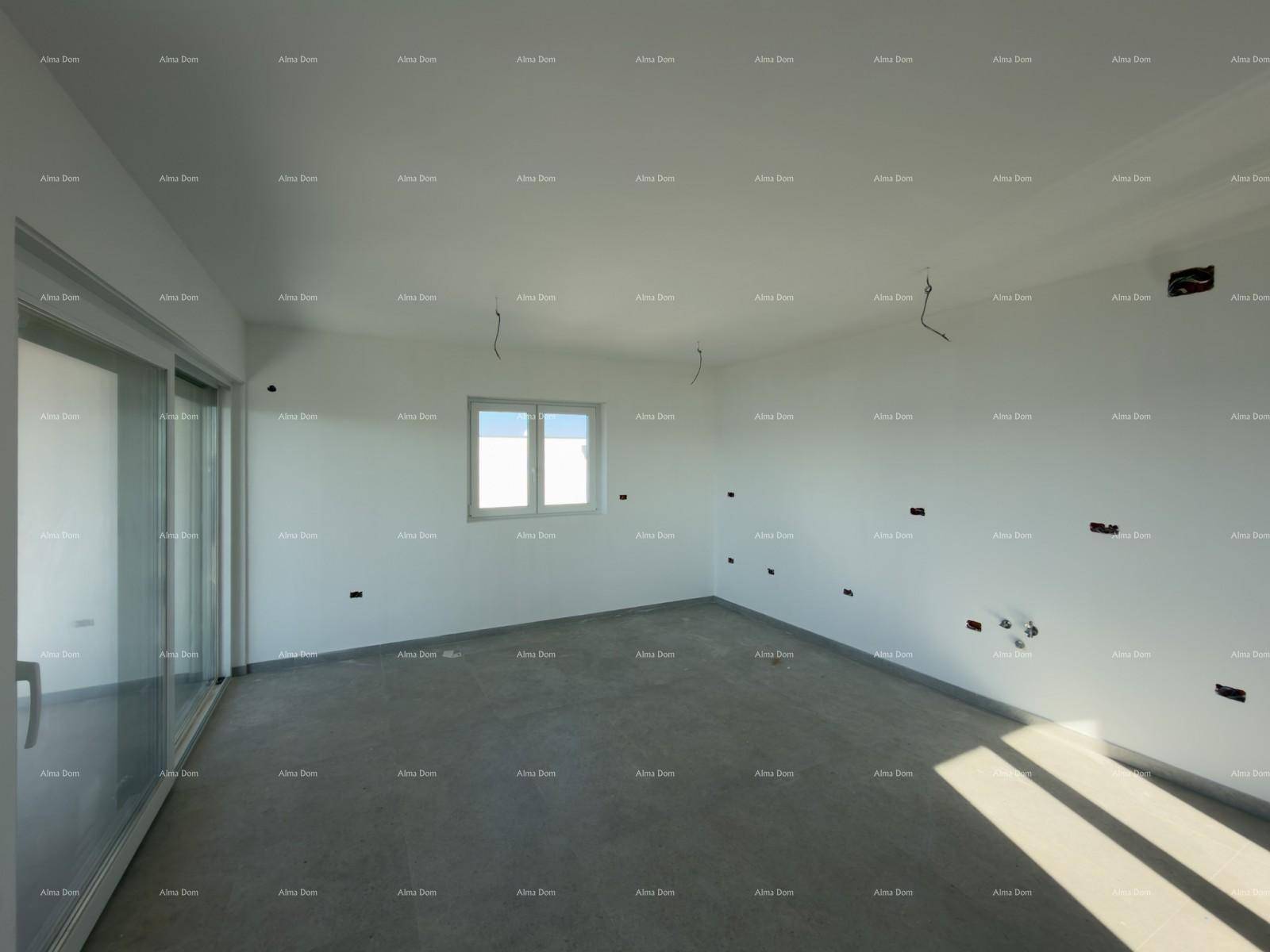 Heller, unmöblierter Raum im Rohbau mit großem Fenster und viel Tageslicht.