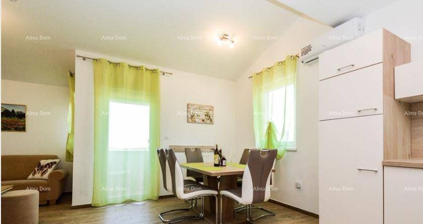 Heller Wohn-Essbereich mit offener Küche und Zugang zum Balkon, modern und funktional.