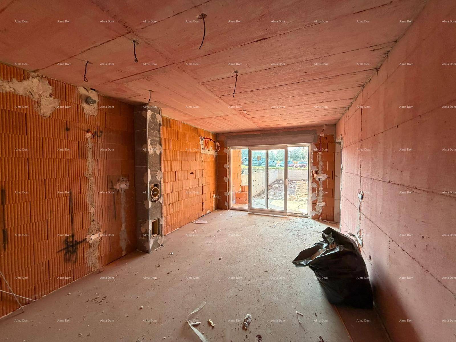 Geräumiger Wohnbereich im Rohbau mit großen Fensteröffnungen und unverputzten Wänden.