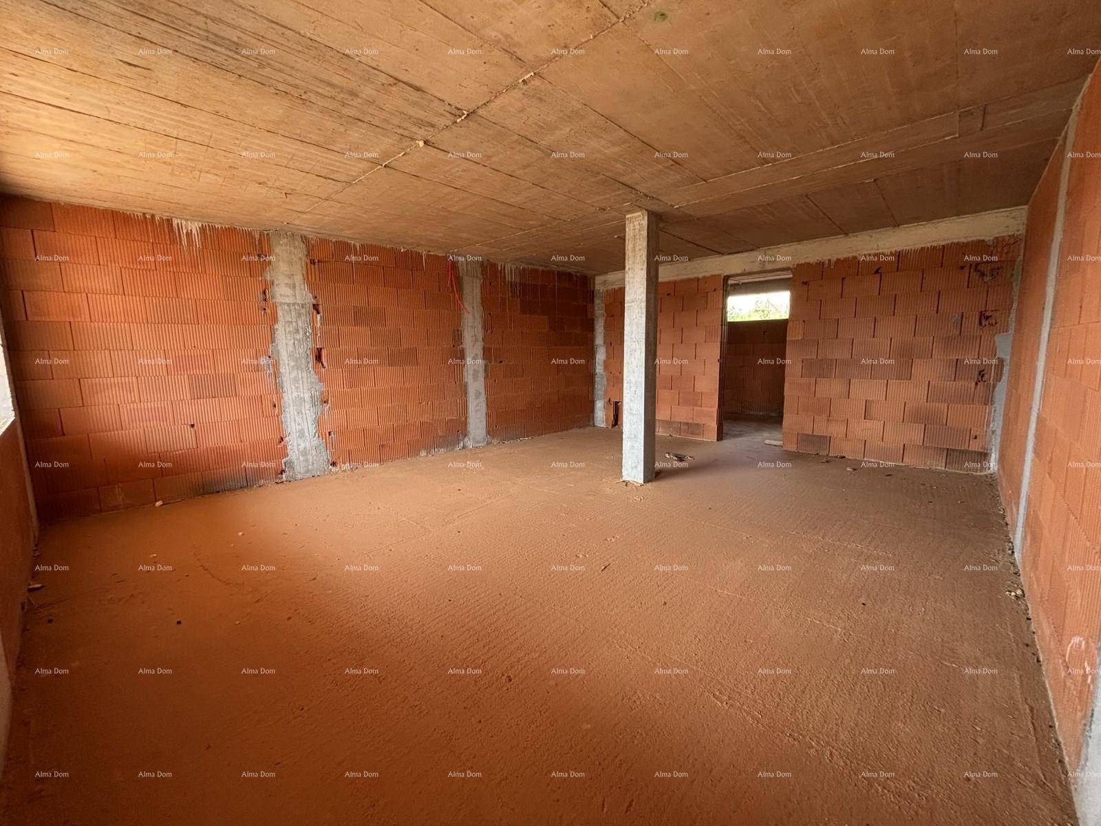 Großer Rohbauraum mit Ziegelwänden und Betondecke, der viel Potenzial für individuelle Raumgestaltung bietet.