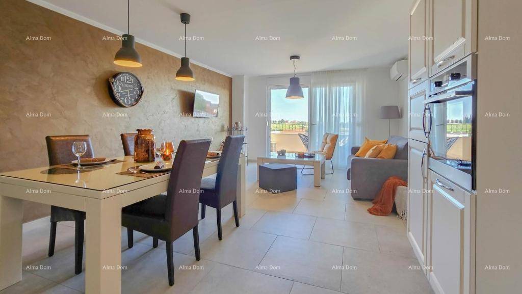 Offener Wohn-Essbereich mit moderner Einrichtung, TV und Zugang zum Balkon.