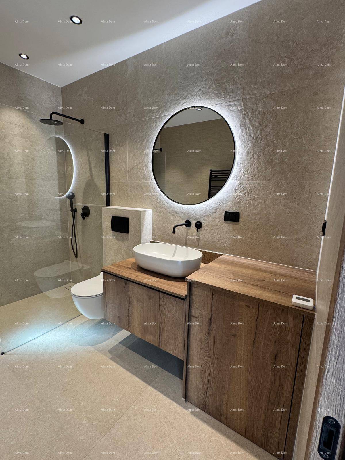 Modernes Badezimmer mit begehbarer Dusche, schwebendem Waschtisch und beleuchtetem Spiegel.