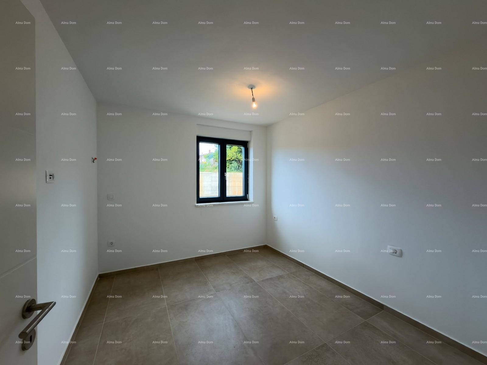 Helles Schlafzimmer mit Fliesenboden, weißen Wänden und einem Fenster mit Blick ins Grüne.