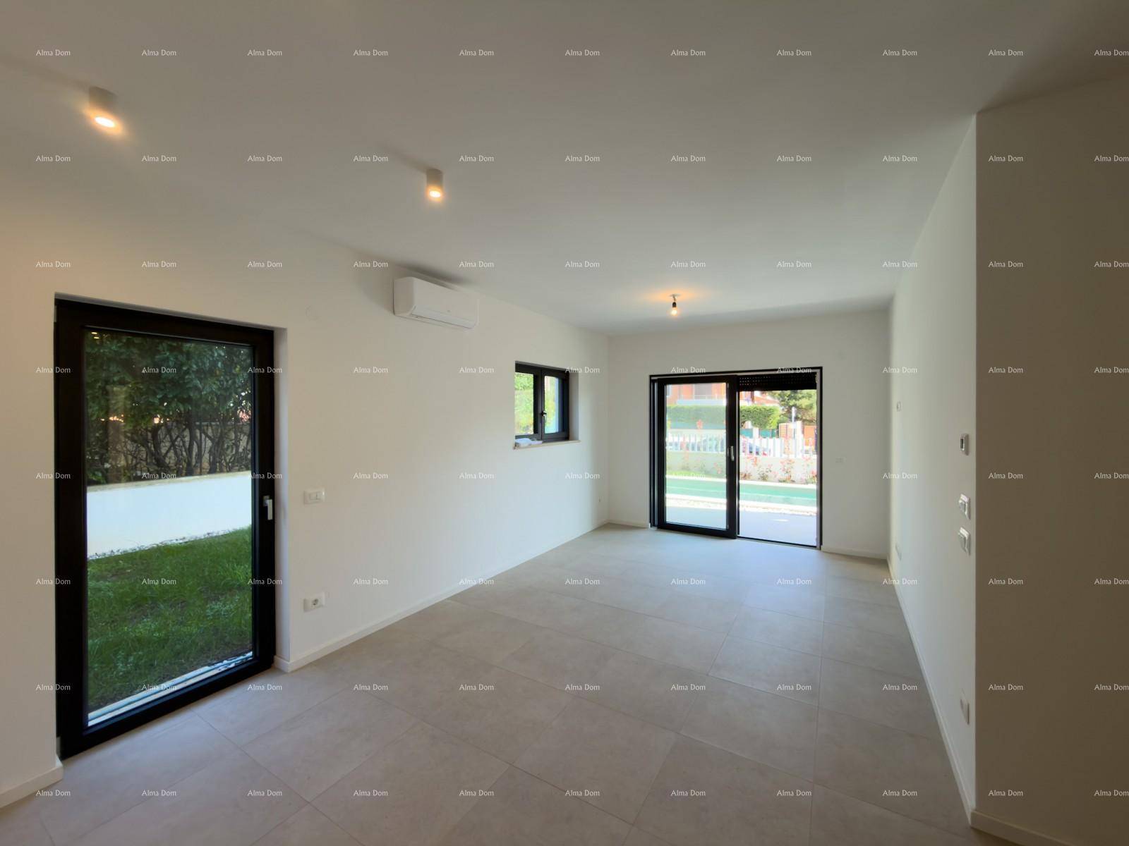 Helles Wohnzimmer mit Fliesenboden, Klimaanlage und Blick auf den Außenbereich mit Pool.