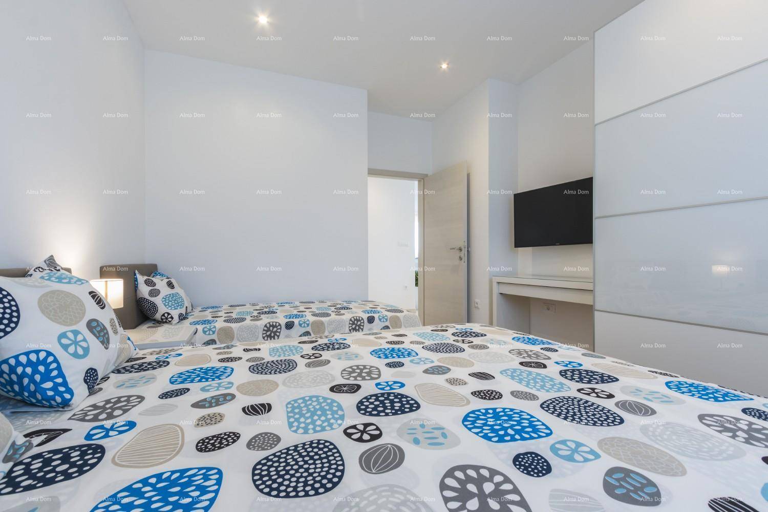 Schlafzimmer mit zwei Betten, Flachbildfernseher und modernem Dekor, gut beleuchtet.